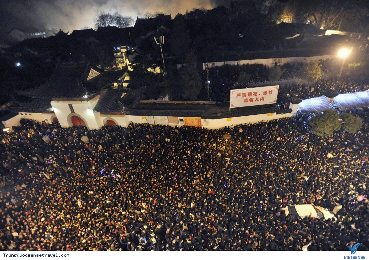 Chật kín người tại địa điểm Thăm Quan nổi tiếng - Ảnh 7