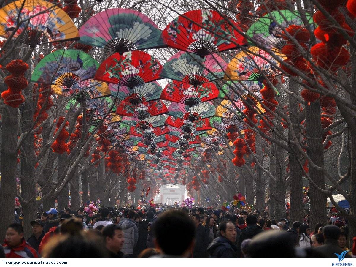 Chật kín người tại địa điểm Thăm Quan nổi tiếng - Ảnh 3