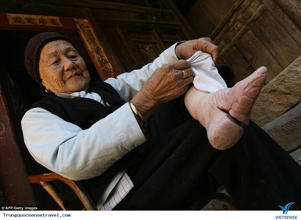 Tục lệ bó chân gót sen đầy đau đớn của phụ nữ Trung Quốc - Ảnh 1 Tục lệ bó chân gót sen đầy đau đớn của phụ nữ Trung Quốc - Ảnh 1